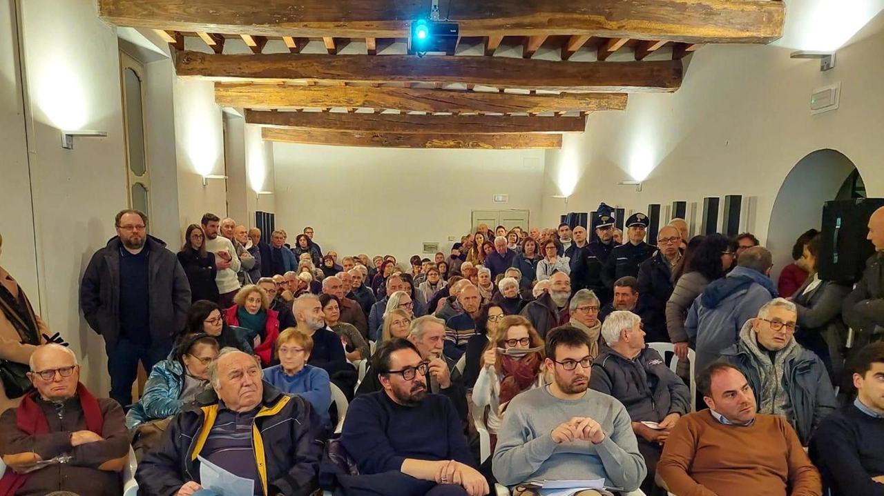 Palazzo Greppi gremito di cittadini: il progetto suscita molte perplessità