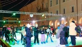 Cervia, torna la pista di pattinaggio su ghiaccio in piazza Garibaldi