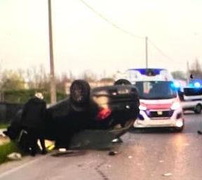 Auto Sbanda E Si Ribalta Un Ferito