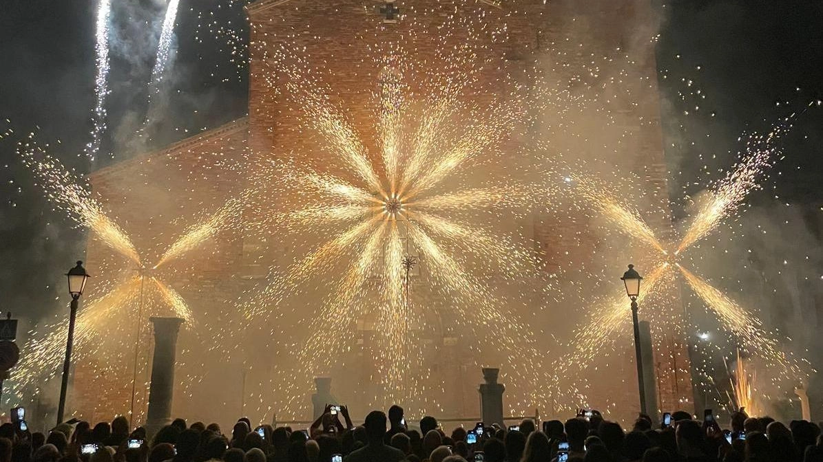 Il suggestivo spettacolo dei fuochi d’artificio sullo sfondo della Basilica di San Vicinio