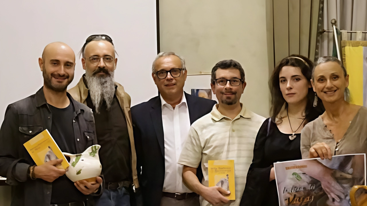 Il video "La terra dei vasai" valorizza la storia della ceramica a Montottone, con testimonianze e racconti che ripercorrono oltre 150 anni di tradizione artigianale. La presentazione ha emozionato il pubblico, evidenziando l'importanza dell'artigianalità e la continuità generazionale nella lavorazione della terracotta.