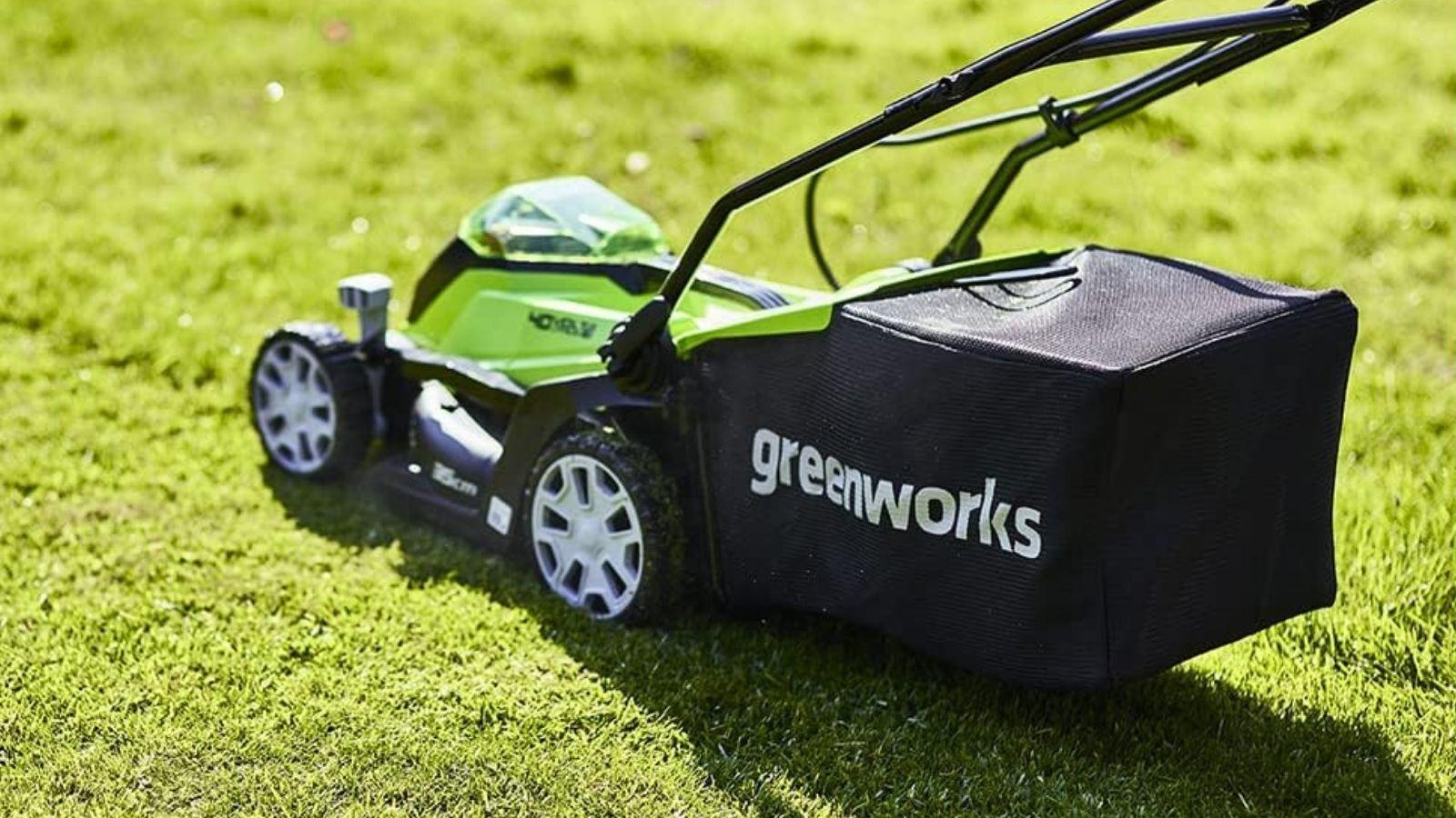 Libertà di movimento, prestazioni top e sacca da 40L: prato perfetto con il tagliaerba GreenWorks in OFFERTA