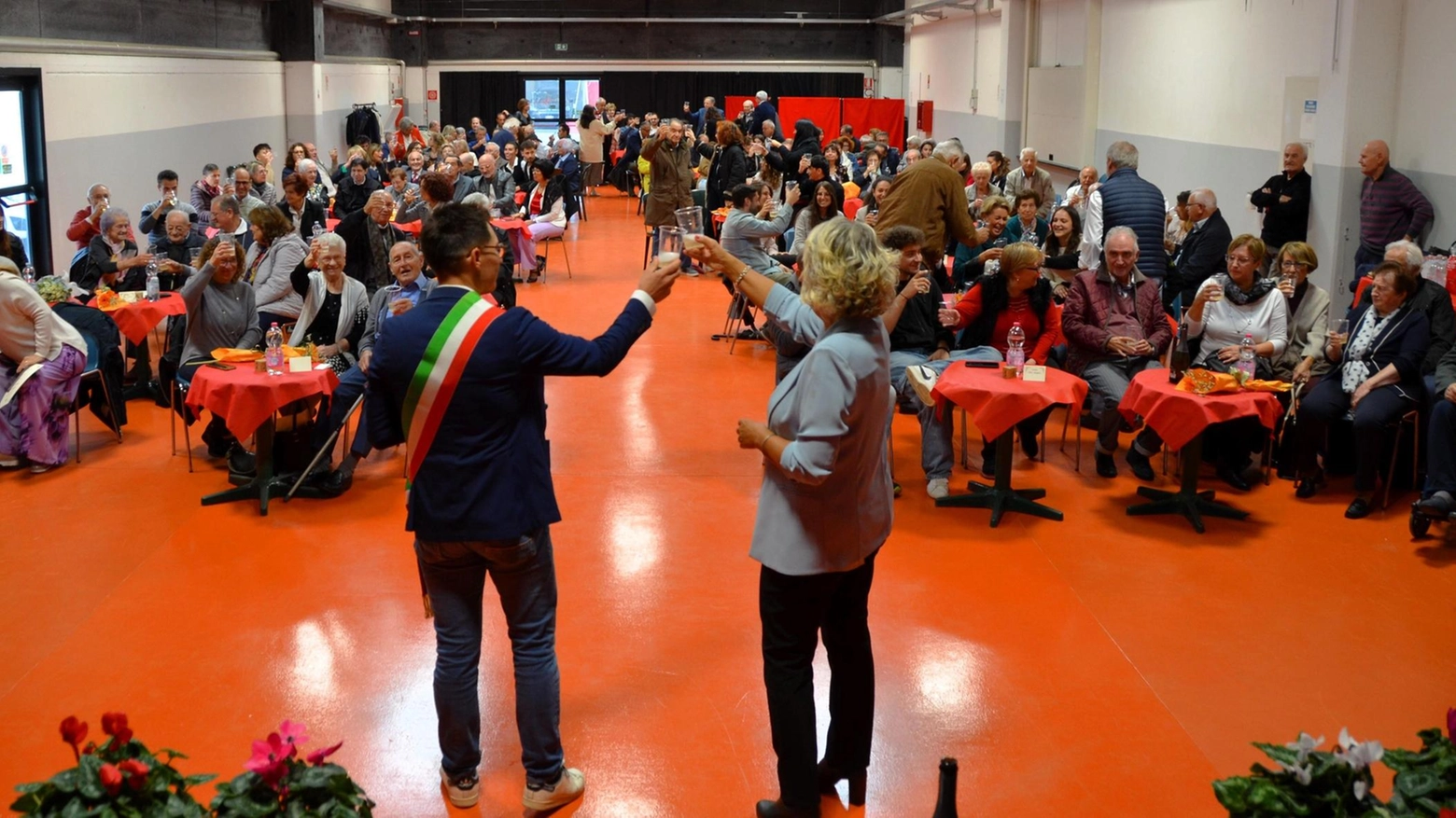 Un brindisi con il Comune. Festa per le coppie inossidabili