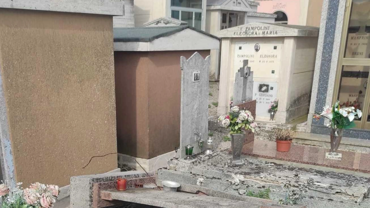 Le tombe dissestate al cimitero di Gambulaga nella parte riservata ai caduti di guerra sono al centro delle polemiche