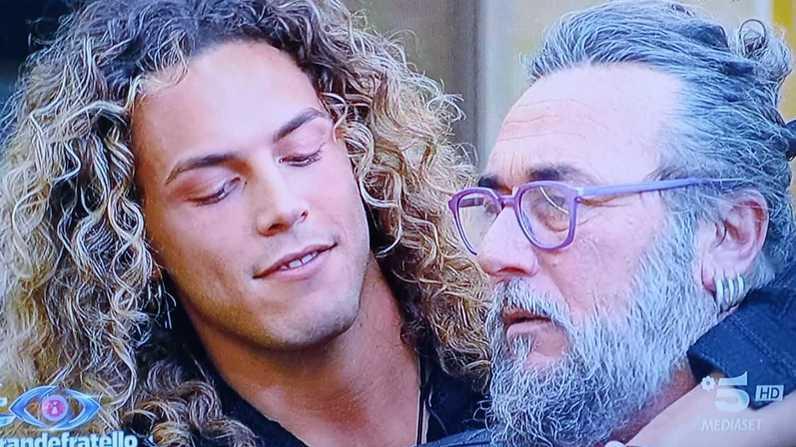 L’abbraccio tra Luca e il papà in diretta tv