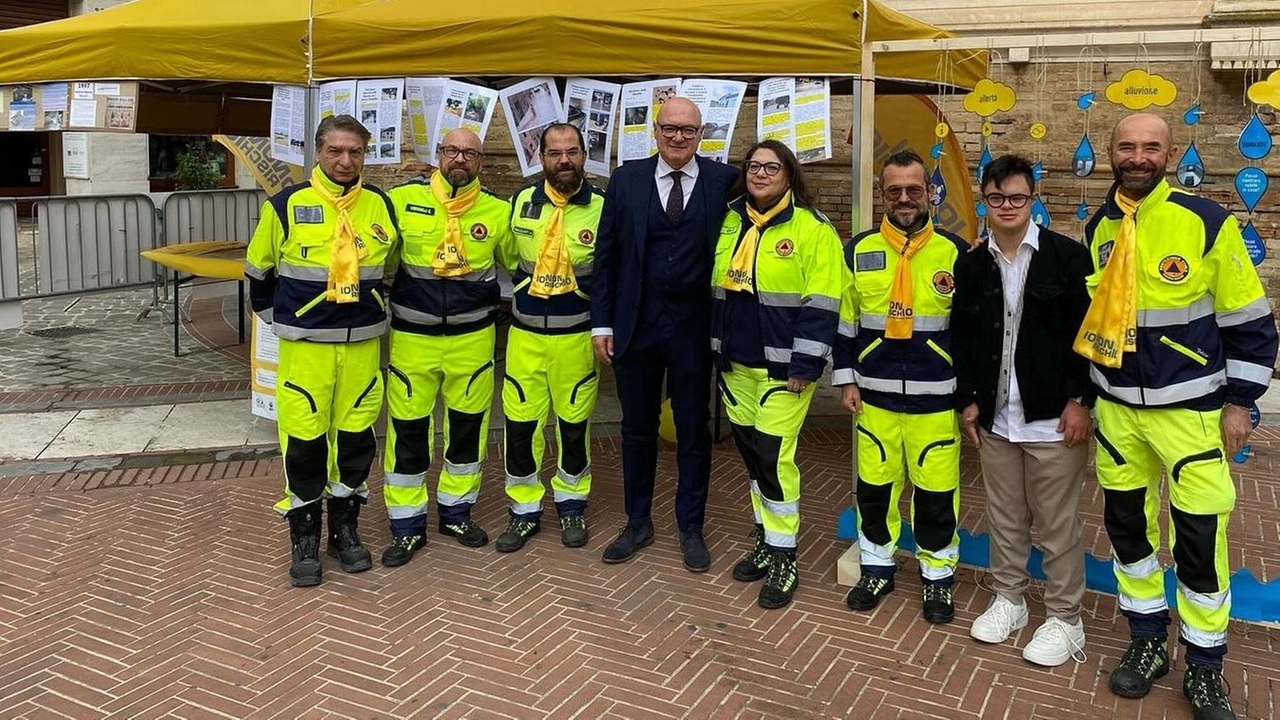 Il sindaco Pepa con alcuni volontari della protezione civile, che oggi saranno ricevuti in Comune