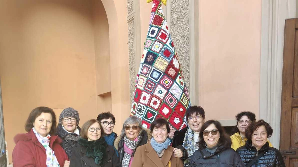 Le volontarie di Viva Vittoria che hanno realizzato i quadretti all’uncinetto che compongono l’albero di Natale da oggi esposto al santuario