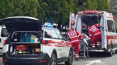 Un uomo di 38 anni è caduto da una scaletta a Bagnolo, riportando un trauma cranico. È stato prontamente soccorso e trasportato in ospedale, ma non è in pericolo di vita.