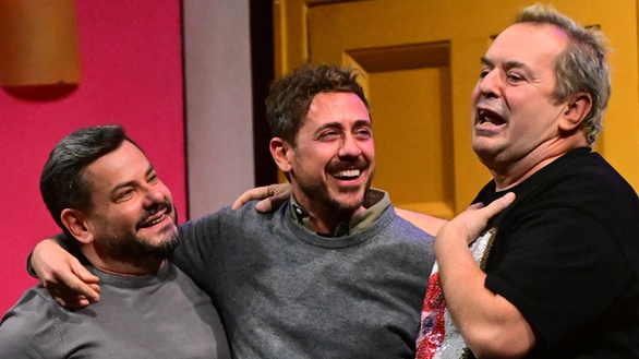 Beppe, Lorenzo e Lola si sono ritrovati dopo tanto tempo sul palco del Duse di Bologna: emozioni durante lo spettacolo ’Fiesta’