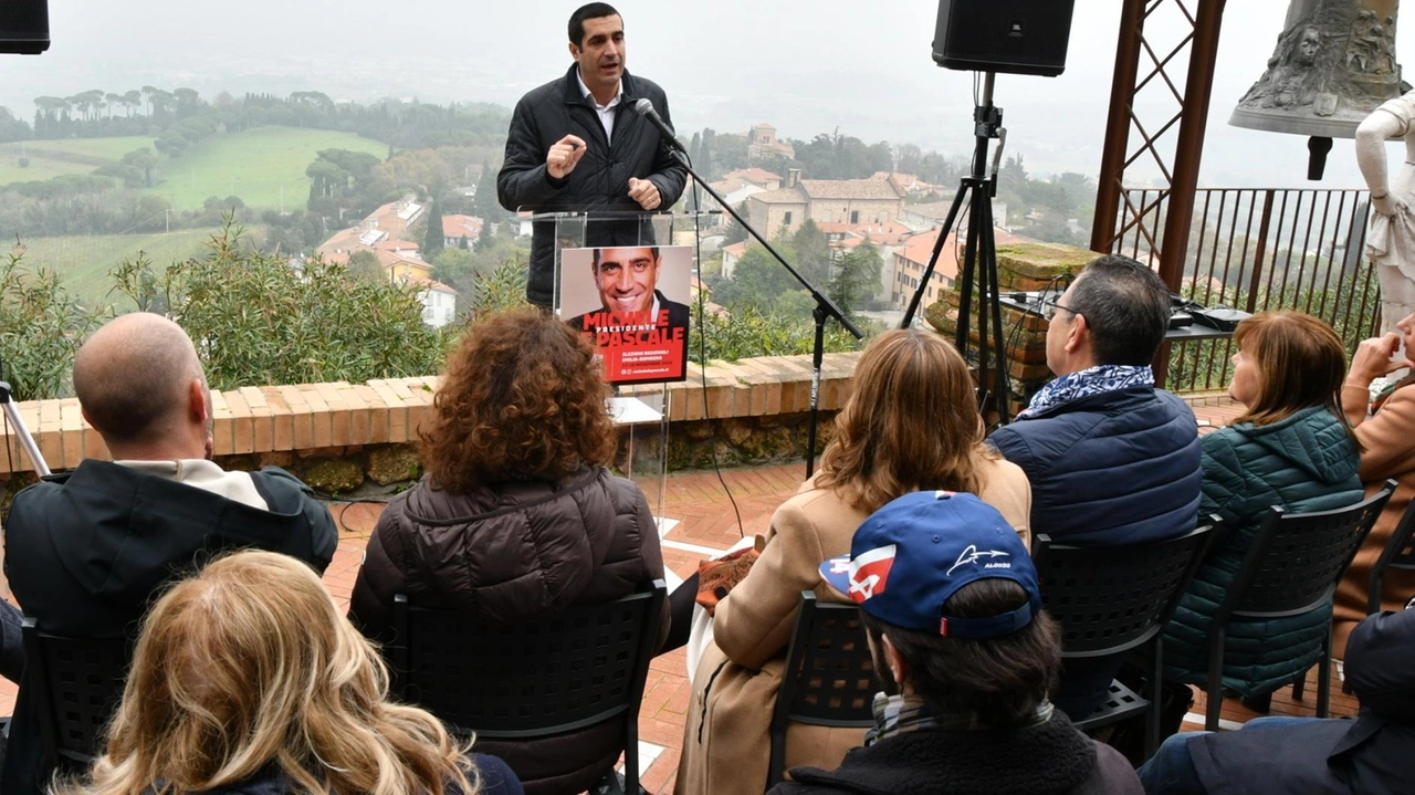 Michele de Pascale durante un appuntamento a Bertinoro