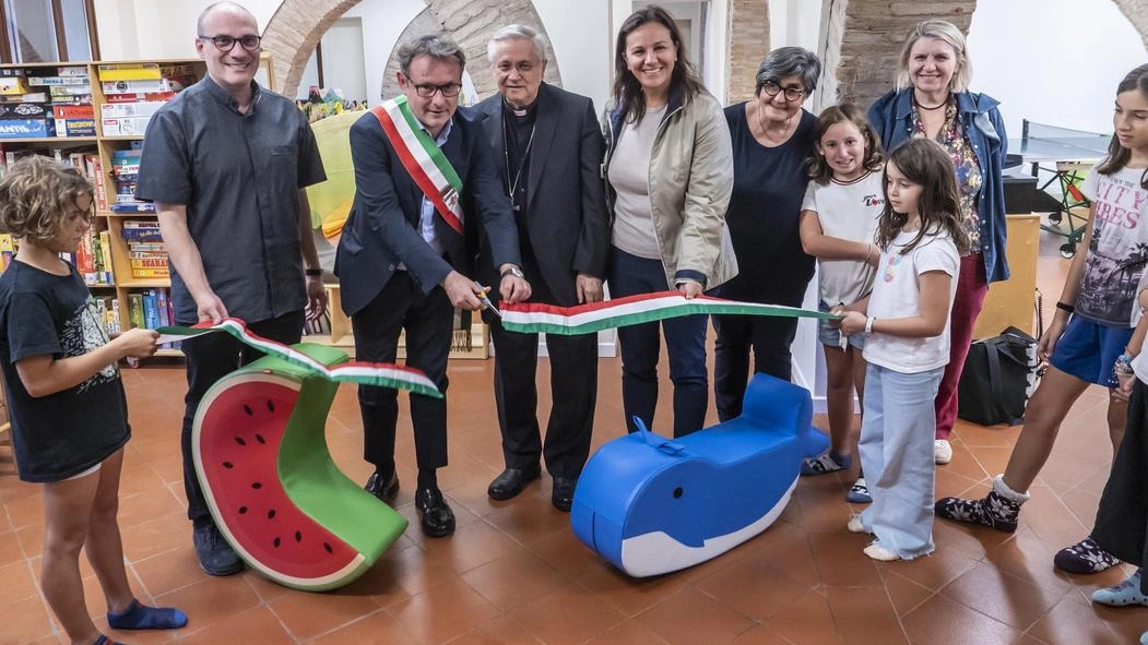 Il taglio del nastro della Ludoteca (foto Tedioli)