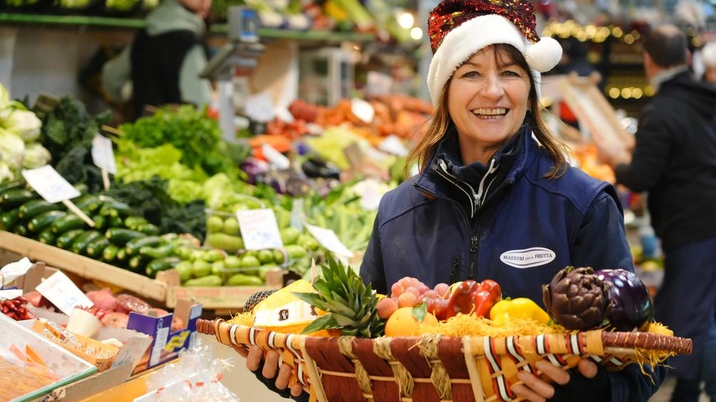 Tante persone in questi giorni affollano il mercato Albinelli per completare la lista della spesa che servirà per il cenone