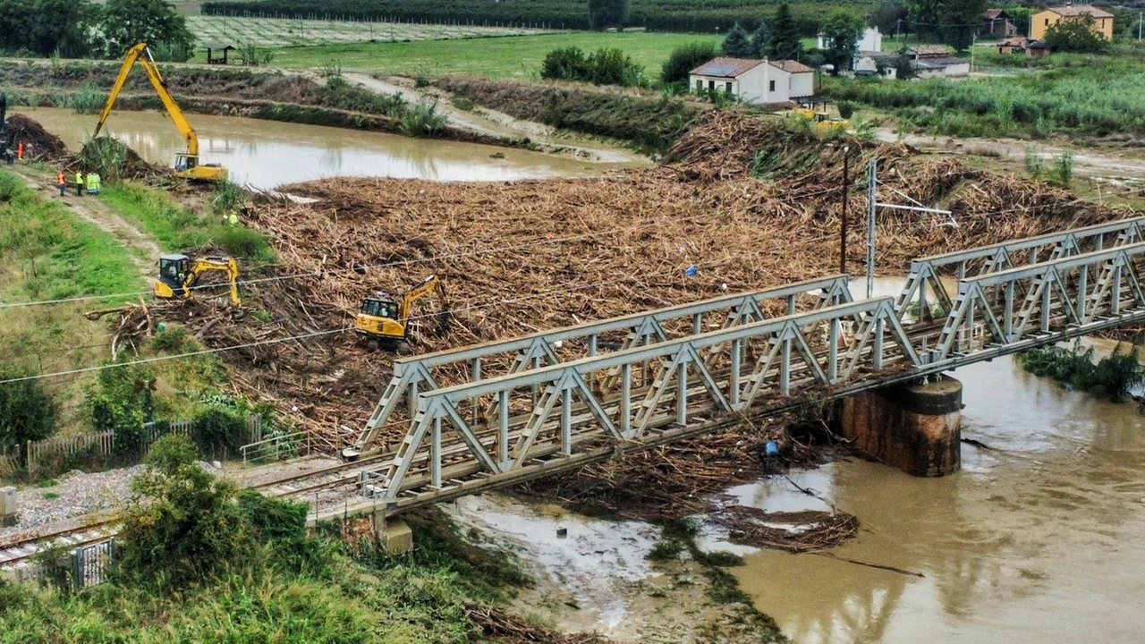 "Il pericolo idrogeologico è stato ignorato, le infrastrutture non sono state realizzate". I dati: fino al 2021, meno di 100 euro stanziati per ogni abitante esposto a frane ed esondazioni.