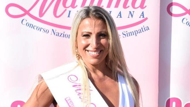 Anna De Martino, agente di vendita di Castelnovo Sotto, è stata incoronata Miss Mamma Italiana a Gatteo Mare. Il concorso sostiene la lotta all'Endometriosi.