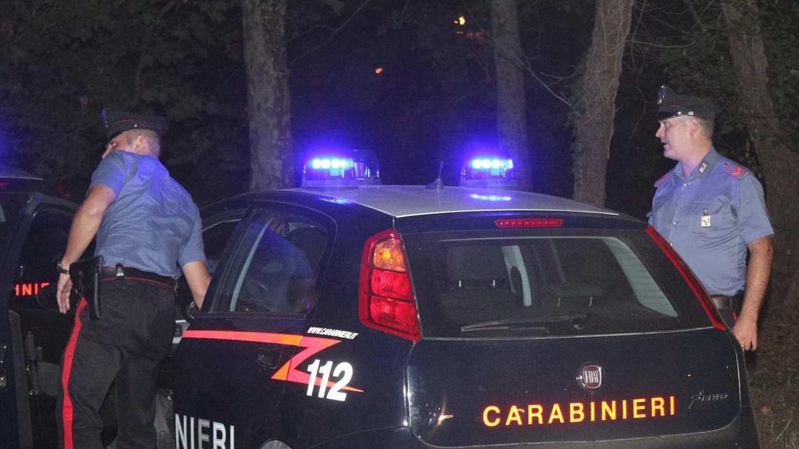 Cerca di rubare su un’auto in sosta. Scoperto, fugge e va in pizzeria