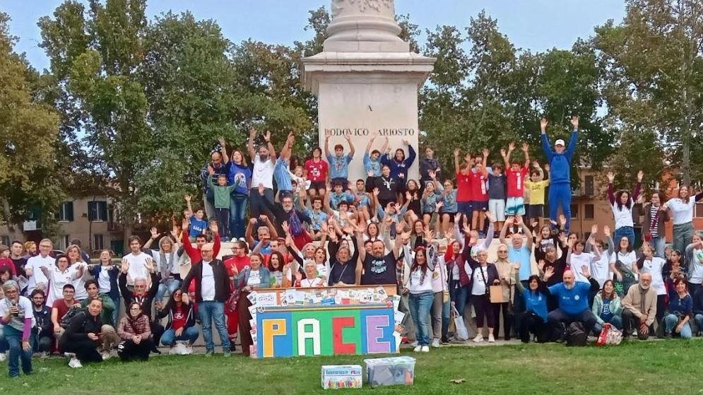 Una settantina di associazioni si sono radunate sotto la statua dell’Ariosto