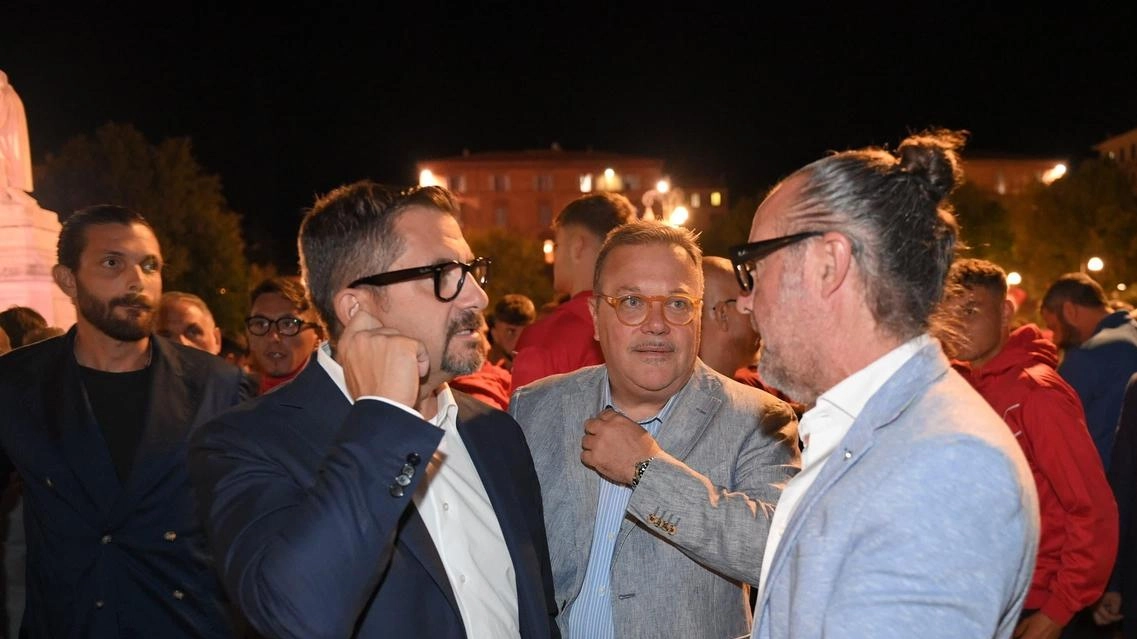 L’immagine eloquente del disaccordo durante la presentazione ufficiale della squadra in piazza Cavour. Liti, non smentite ufficialmente, per l’ingresso di nuovi personaggi che non sarebbero ben visti da tutti.