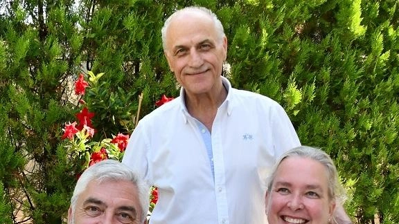 Andrea Schmoelz, turista austriaca, da 55 anni fedele a Riccione, diventa ambasciatrice della città. Appassionata della lingua italiana, ha legato numerose amicizie e organizzato una sfida culinaria tra Austria e Italia, vinta dagli austriaci.