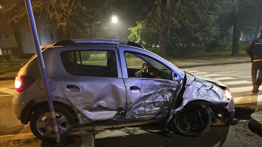 Ubriaco si schianta contro un palo. Danneggia anche un’altra auto