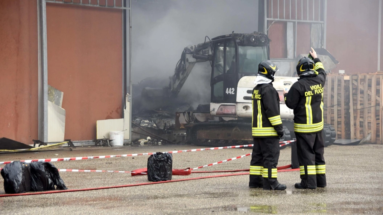 San Nicolò, notte di lavoro nella zona artigianale per i vigili del fuoco. Danni ingenti e verifiche su sostanze tossiche. L’area sarà bonificata