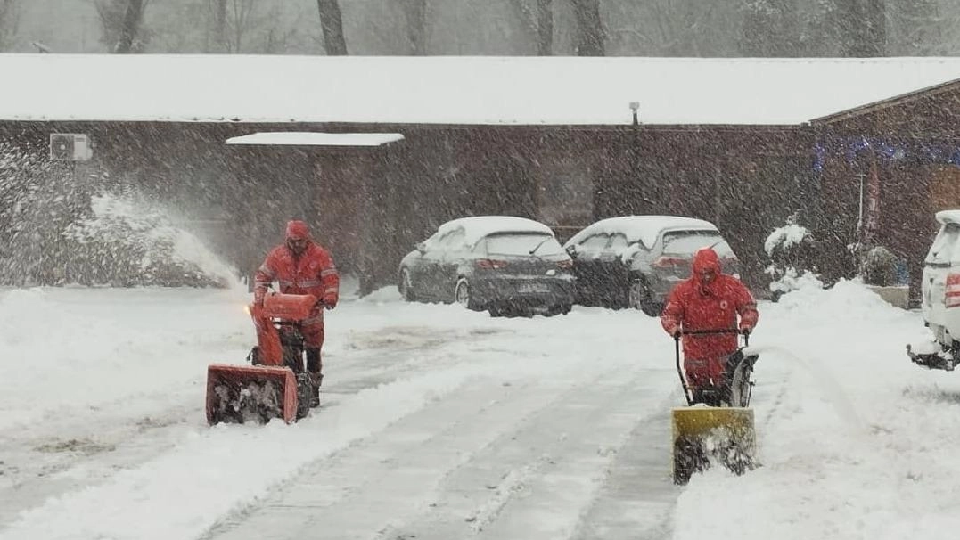 Croce Rossa, vigili del fuoco e protezione civile impegnati per numerosi interventi di soccorso. Strade chiuse in montagna