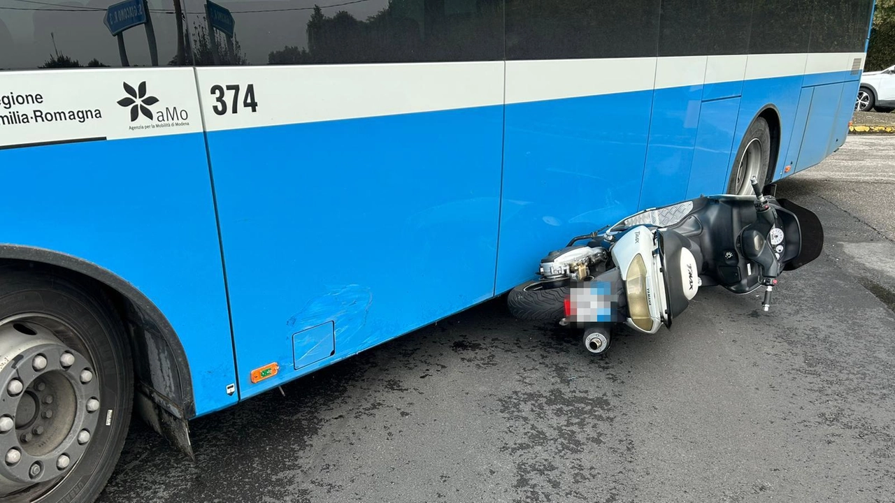 Incidente ieri pomeriggio in via Mazzone. Il centauro è stato portato in ospedale.