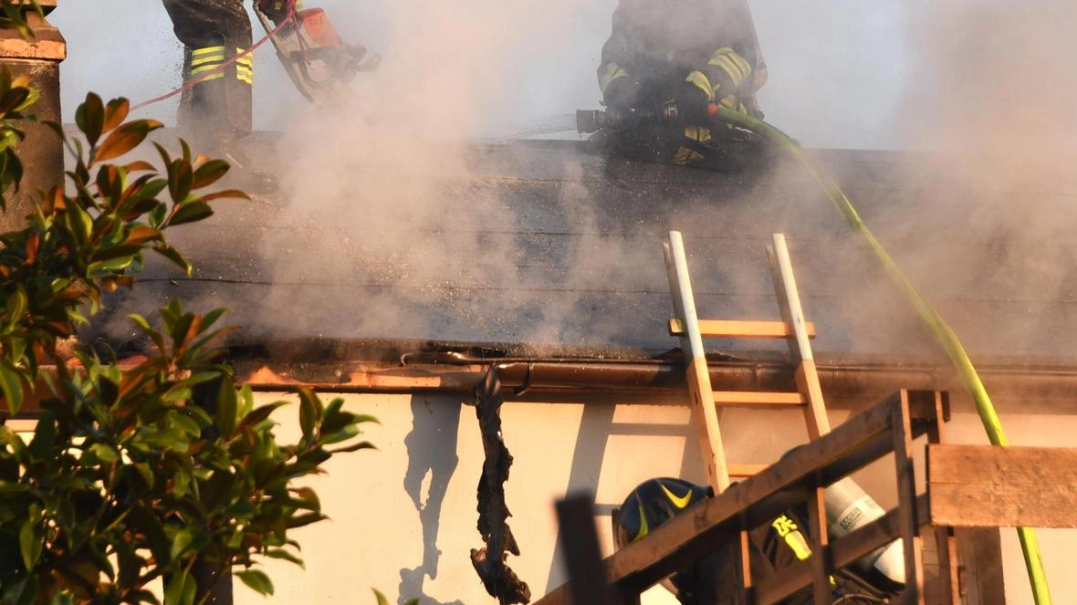 Vigili del fuoco al lavoro per spegnere l’incendio in viale Murano, a San Lorenzo (foto Migliorini)