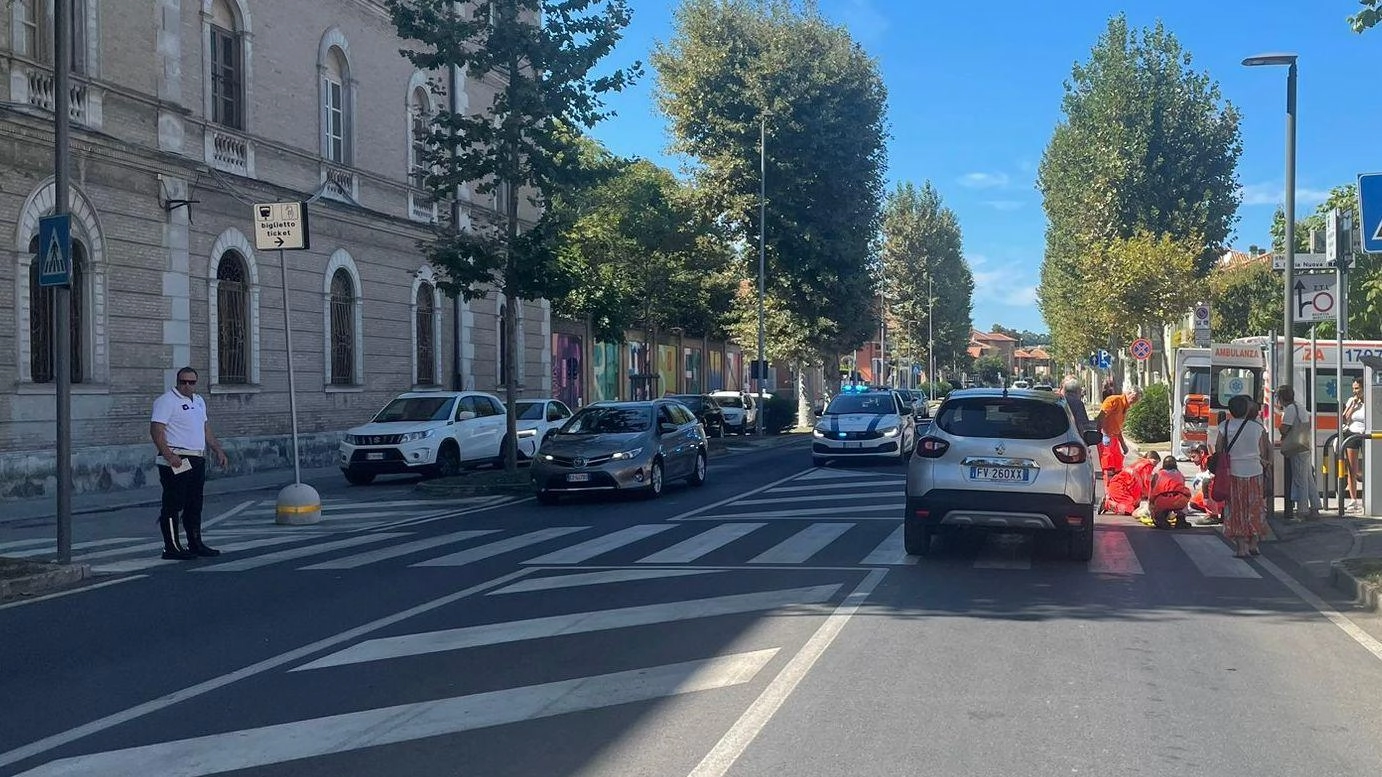 Una donna di 48 anni di Fano è stata investita da una Renault Captur mentre attraversava viale Gramsci. Trasportata in codice giallo al Pronto Soccorso, fortunatamente il conducente è rimasto illeso. La strada, pur frequentata, non ha subito rallentamenti.