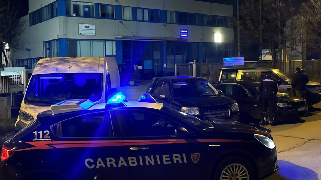 Si sdraia sui binari per suicidarsi. I carabinieri riescono a salvarla