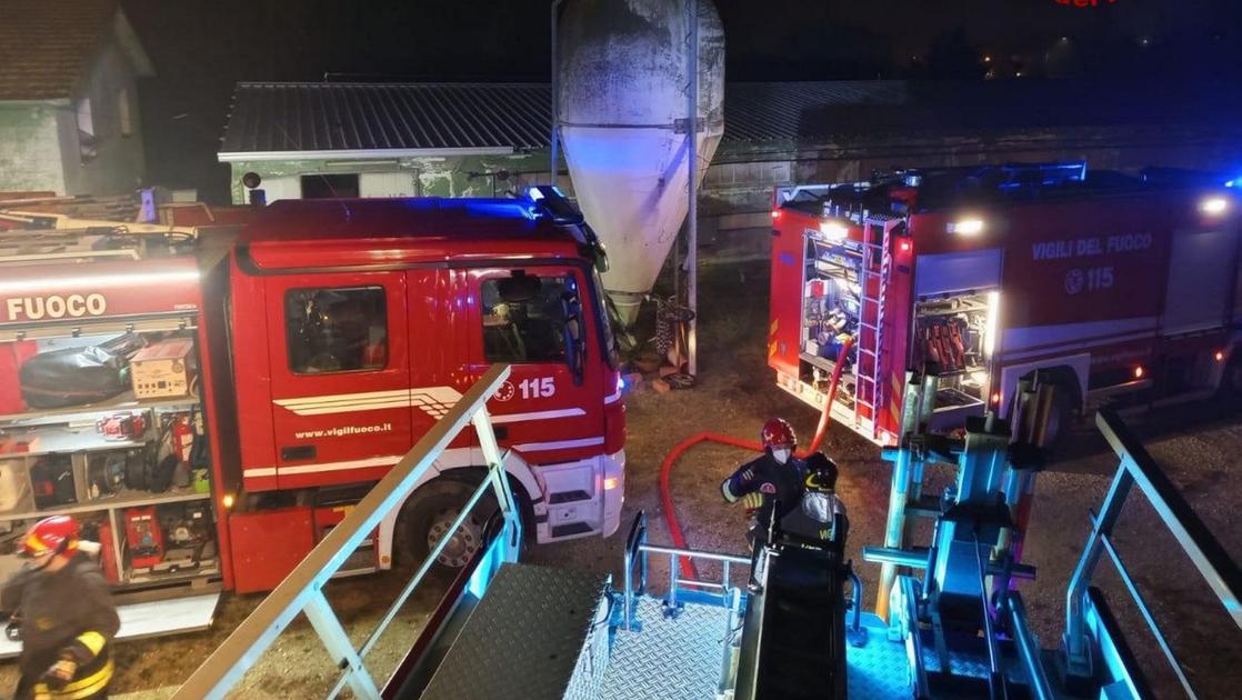 Incendio in un capannone a Savignano sul Rubicone: rogo nella notte