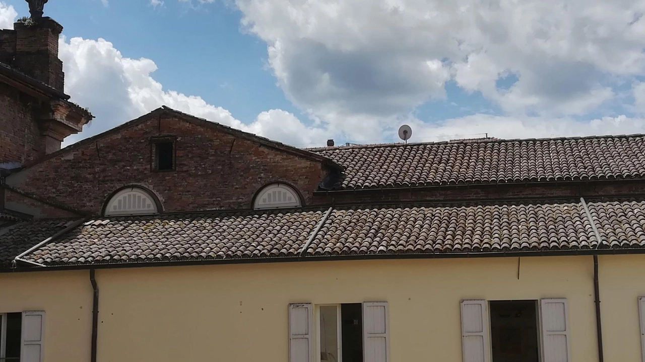 Il tetto della scuola Saffi, storico edificio cesenate in centro storico, che fu complesso conventuale