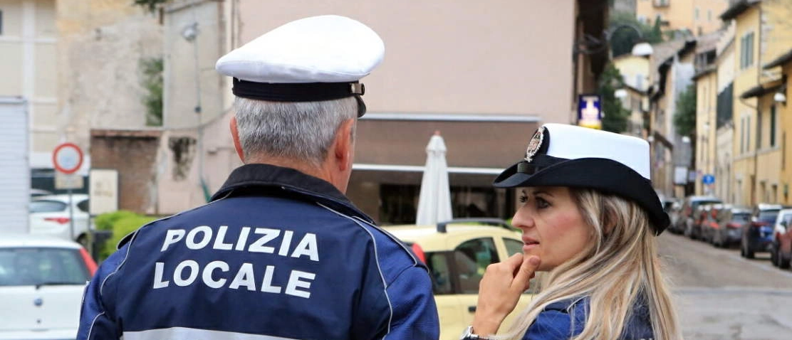 Le segnalazioni sono arrivate, questa volta da alcuni residenti della zona, e quando la pattuglia della Locale ha fatto un controllo in via Nicolò dall’Arca, non ha potuto non notare quello scambio sospetto. Fermato l’acquirente 50enne, i poliziotti sono quindi arrivati al pusher già noto dalle forze dell’ordine