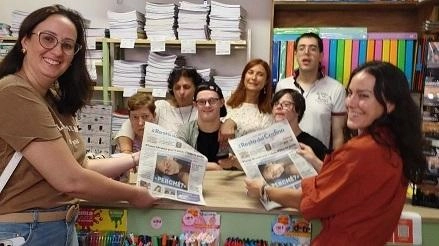 Clienti all’inaugurazione dell’edicola EdiKart ‘La Coccinella’