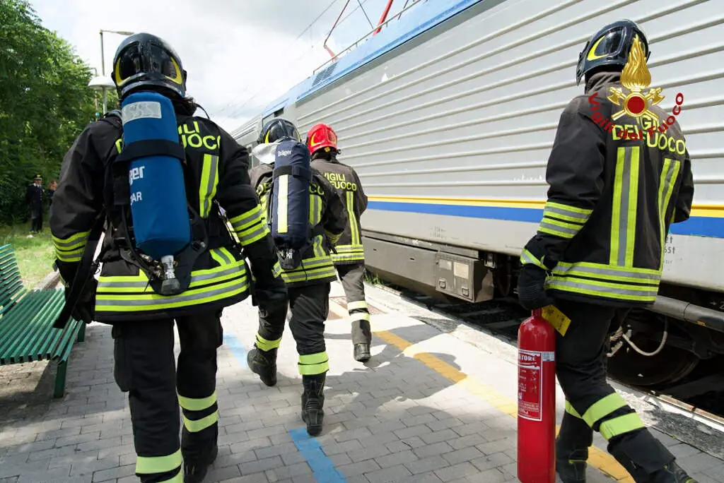 Paura per i pendolari Suzzara-Ferrara: scoppia incendio sul treno, nove persone in ospedale