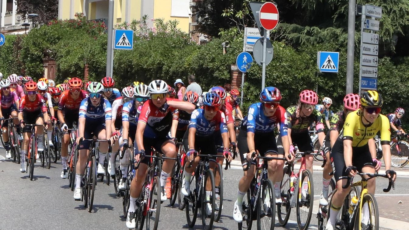Il Giro d'Italia Women ha attraversato la Romagna con la tappa Imola-Urbino, vinta da Clara Emond. Longo Borghini mantiene la maglia rosa.