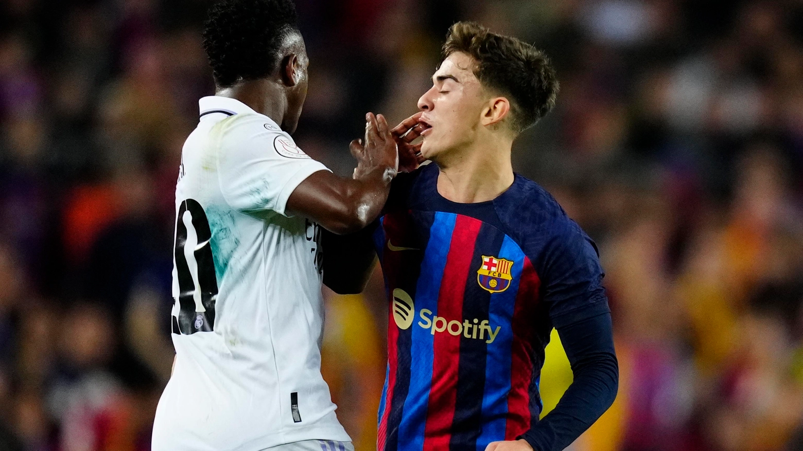 Continua la rivalità tra il centrocampista blaugrana e l'ala dei blancos dopo lo scontro in occasione del Clasico: le parole dello spagnolo sui social