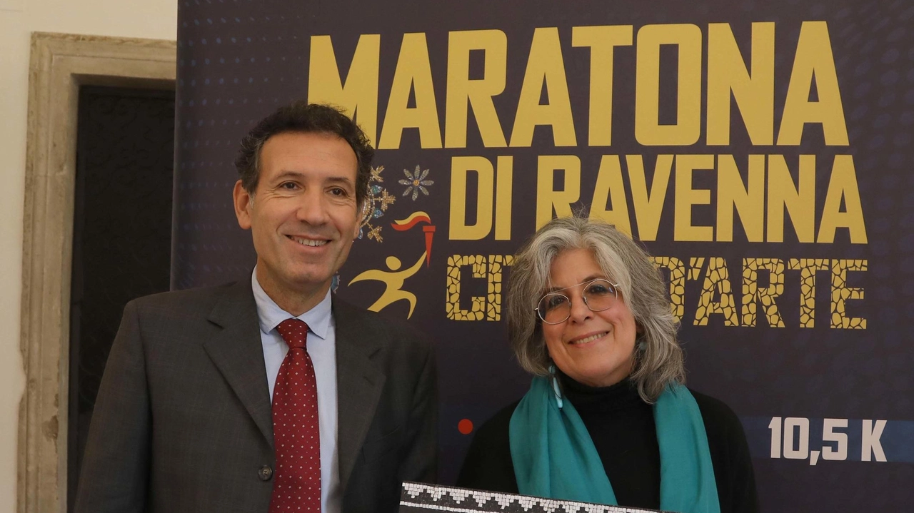 Stefano Righini, presidente di Ravenna Runners, e la mosaicista Anna Fietta