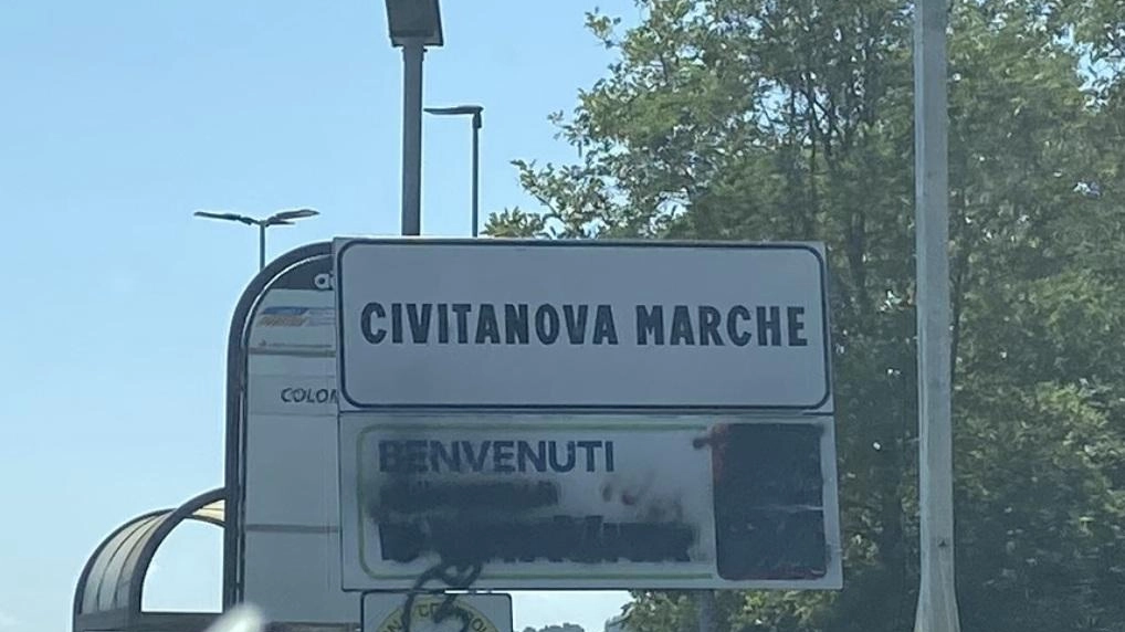 Il cartellone che è esposto all’ingresso nord di Civitanova è stato imbrattato per rendere illeggibile la scritta «Città di Vita Vita»