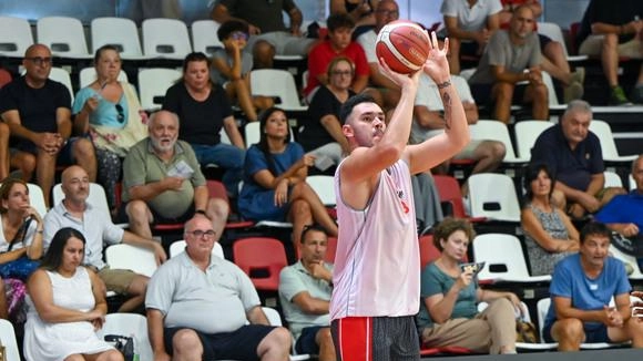 Il lungo biancorosso Nicolas Alessandrini al tiro da fuori, la sua caratteristica principale. Nella scorsa stagione era a Orzinuovi (Foto Bp)