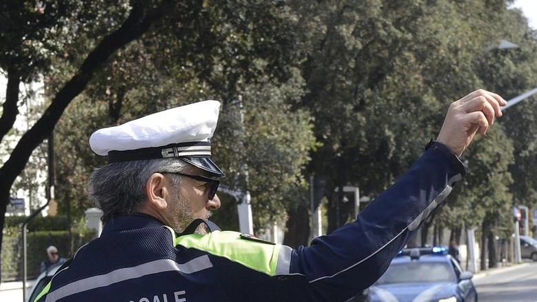 Un agente di polizia locale