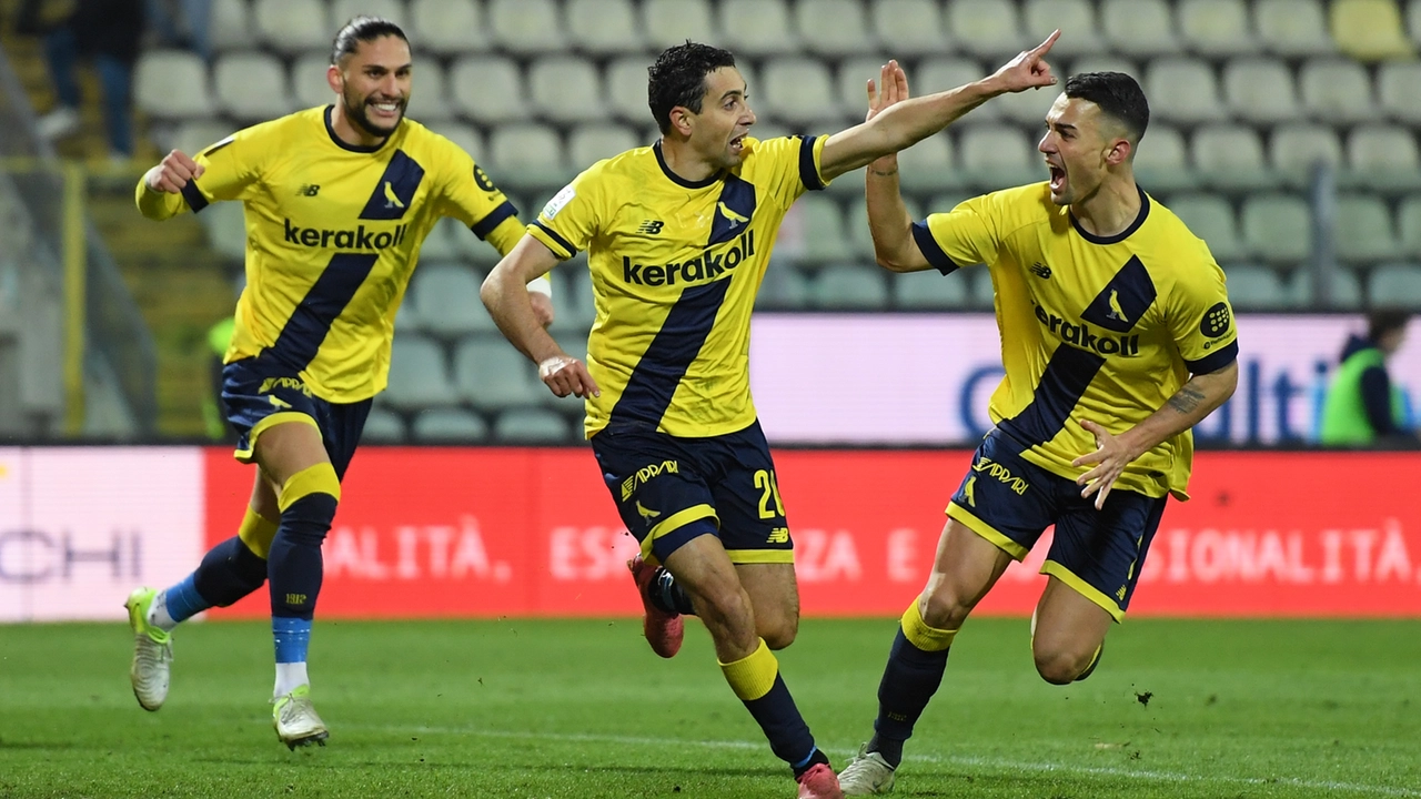 Mendes, Caso e Santoro esultano dopo il gol partita arrivato al 57’ (fotofiocchi)