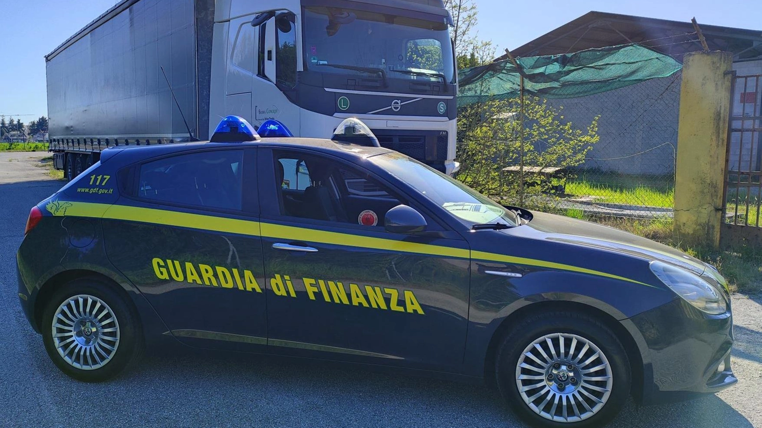 Un maxi sequestro anti abusivismo: confiscati 18mila articoli