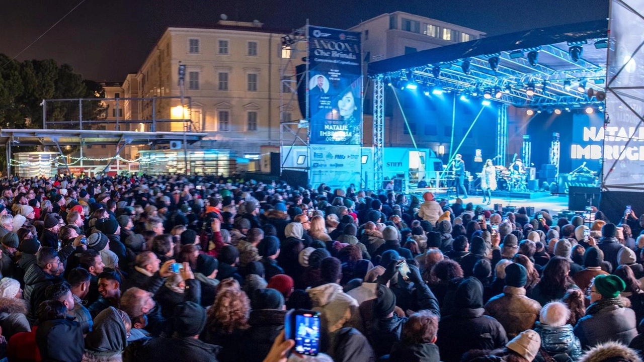 Piazza Pertini strapiena per il concerto della Imbruglia. Un successo anche il djset fino a notte fonda