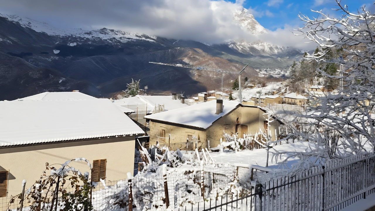 Gli impianti mostrano l’usura del tempo e i tecnici impiegano molto per lavorare in sicurezza. Intanto per i giorni di festa attesi fiocchi che potrebbero arrivare fino alla costa.