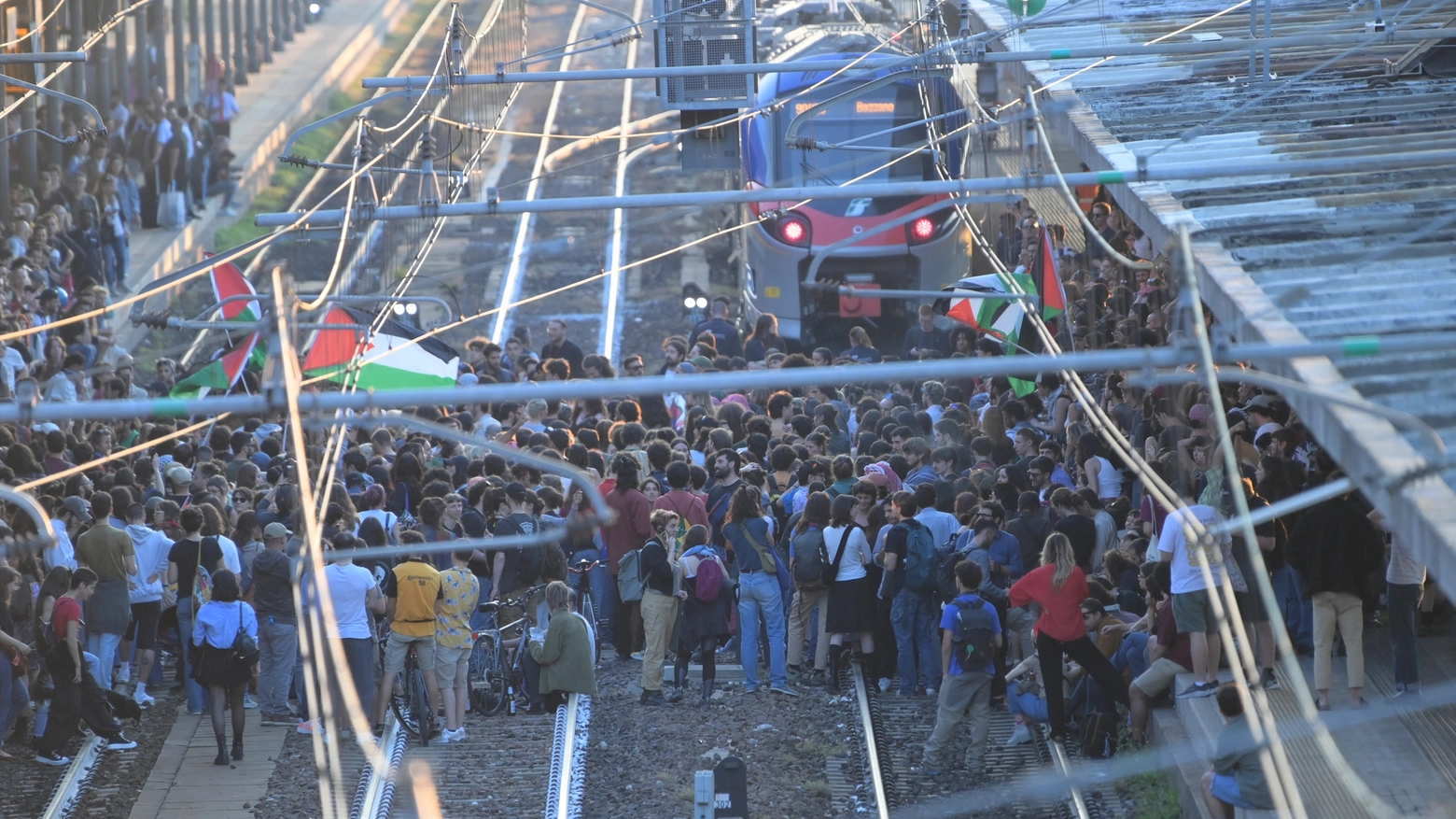 L'occupazione dei binari della stazione di Bologna da parte dei manifestanti pro Palestina il 18 maggio 2024: il blitz ha provocato ritardi e cancellazioni di treni (FotoSchicchi)