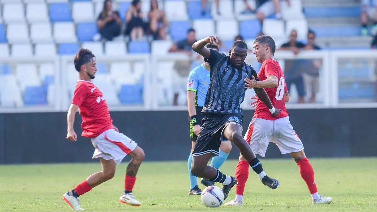 Steve Nador cerca di uscire dalla ’gabbia’ di due giocatori del Forlì (Foto Businesspress)