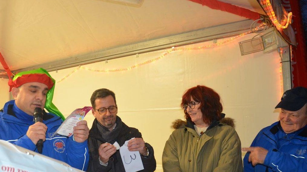 Il Villaggio di Natale si prepara a festeggiare l’Epifania. Lunedì alle 15, dal cielo di piazza San Francesco scenderà la...