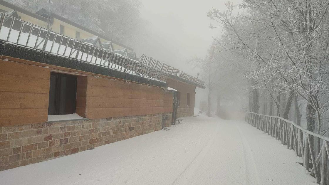 Nevica dai cinquecento metri in su. Gli impianti di sci pronti a ripartire