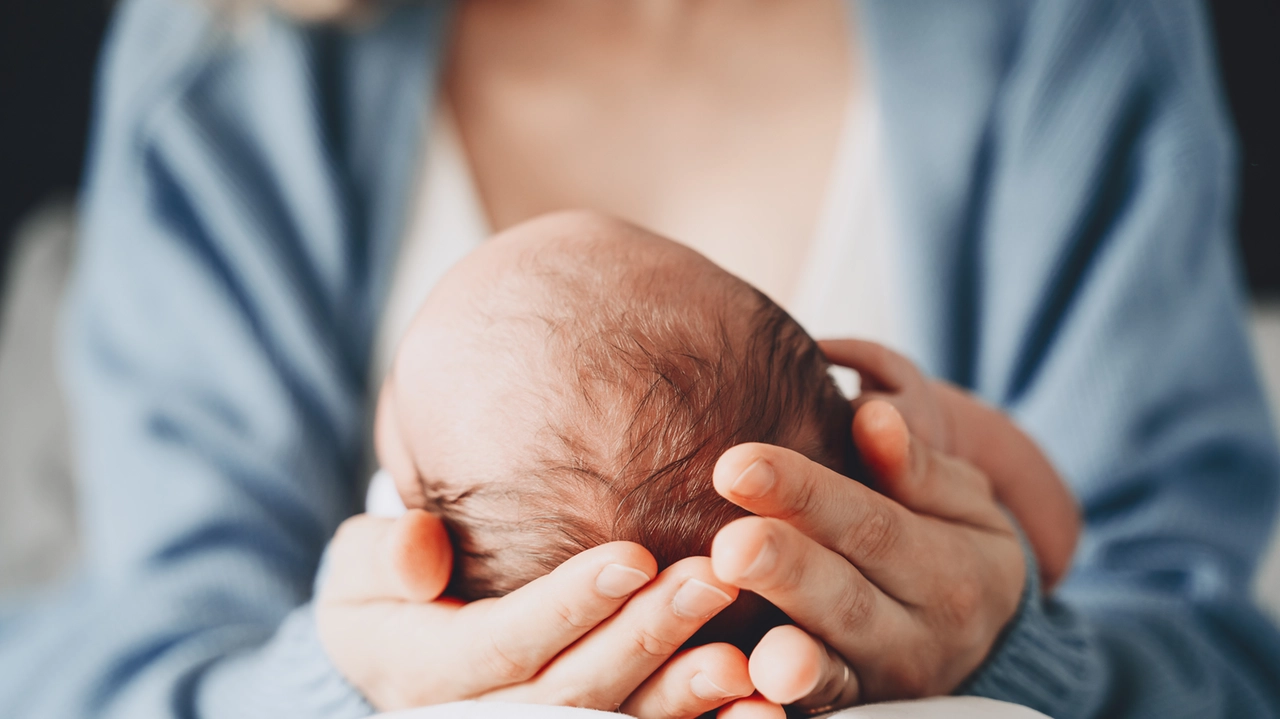 Il bimbo di due anni è rimasto incastrato nelle sbarre del lettino: salvato