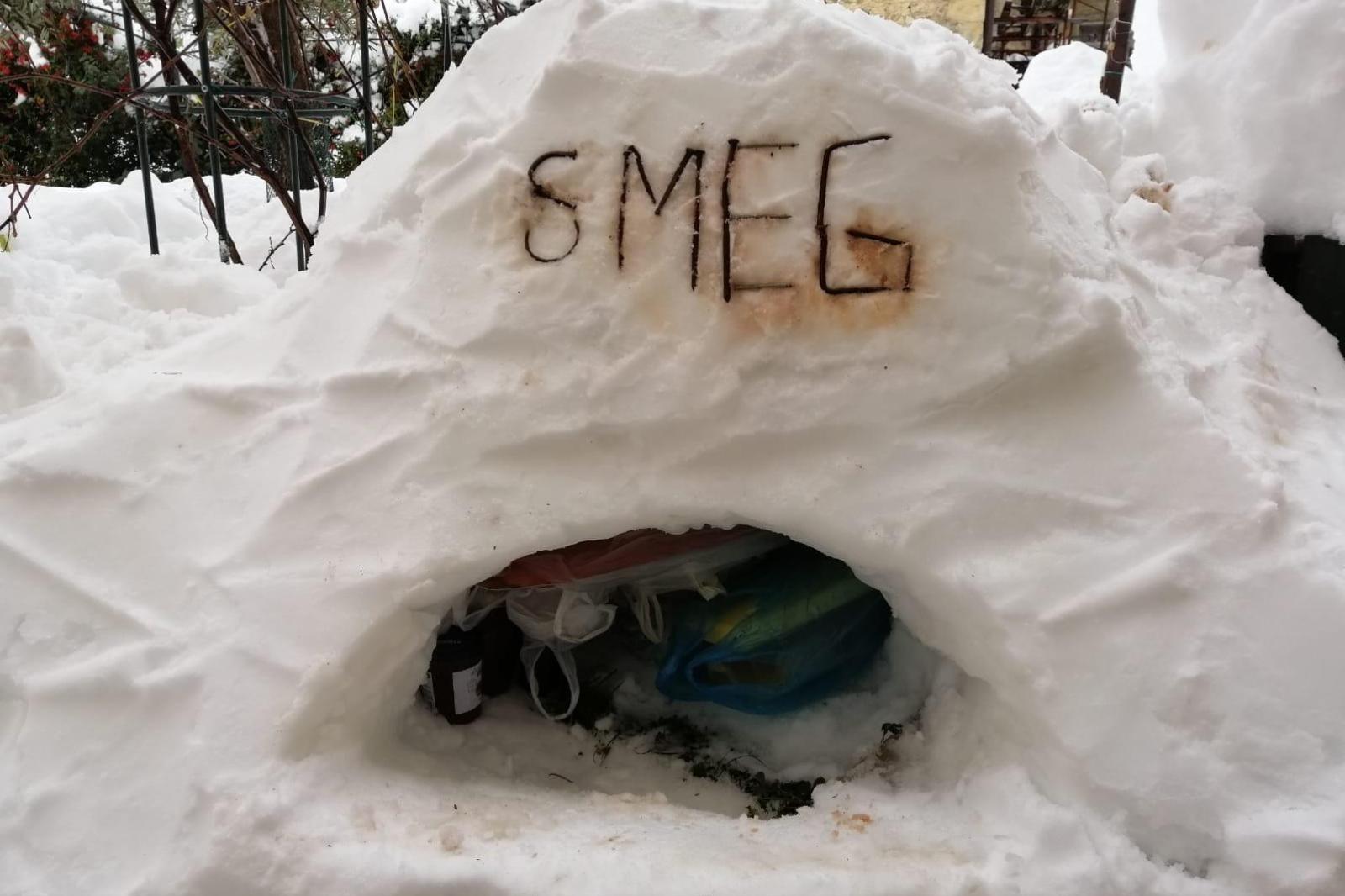 Senza luce sotto la neve, il frigo è un igloo fai da te